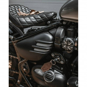 Ribbed Style Seitendeckel für Triumph Bobber Speedmaster schwarz matt
